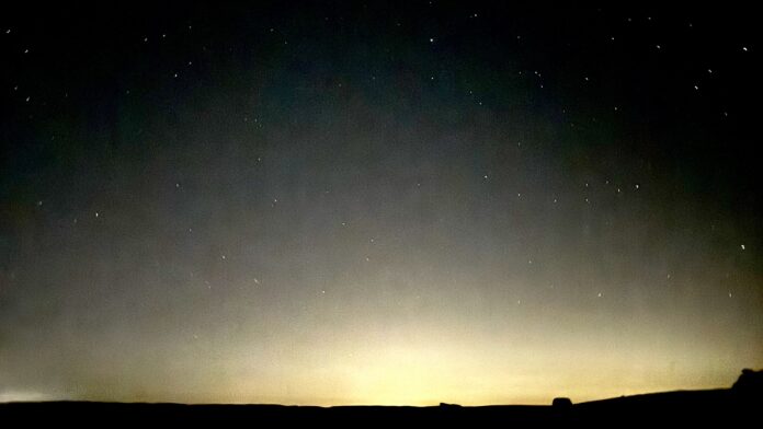 Stars dot the night sky as darkness settles.